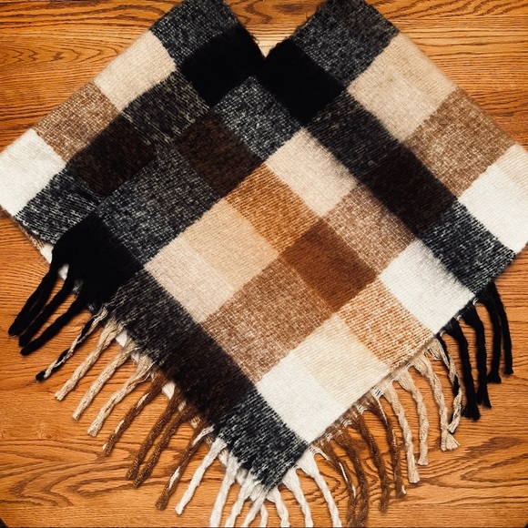 Women’s Buffalo Check Tassel Poncho - Picture 1 of 4